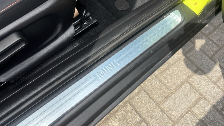 MINI Hatchback 1.5 Cooper Classic Premium 3dr Petrol Hatchback